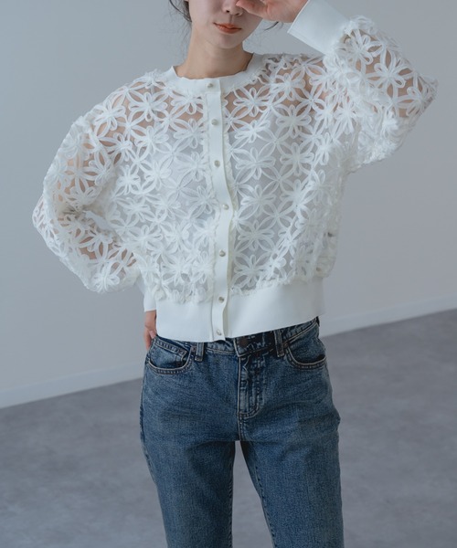 refinedworks（リファインドワークス）の「【refinedworks】冷房対策 / UV対策にも◎ 花柄  × レース 風の 上品 カーディガン（カーディガン/ボレロ・レディース・アイボリー/ブラック・FREE）」の3枚目の写真