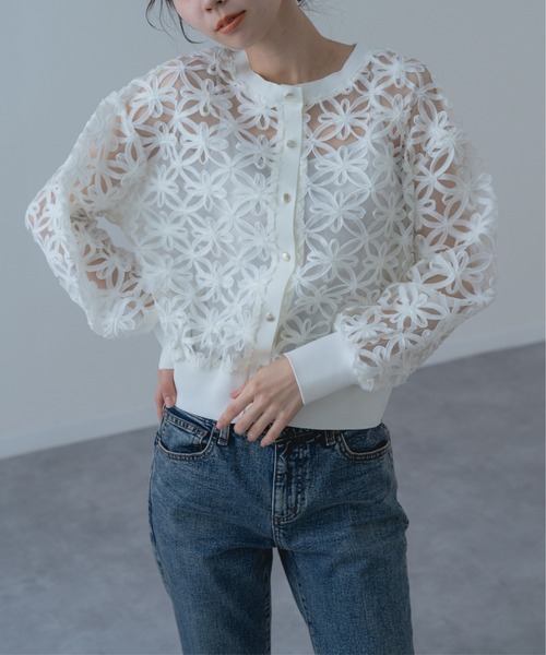 refinedworks（リファインドワークス）の「【refinedworks】冷房対策 / UV対策にも◎ 花柄  × レース 風の 上品 カーディガン（カーディガン/ボレロ・レディース・アイボリー/ブラック・FREE）」の5枚目の写真