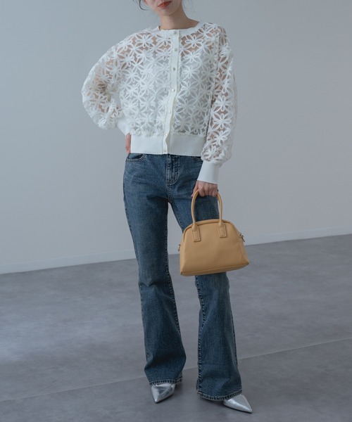 refinedworks（リファインドワークス）の「【refinedworks】冷房対策 / UV対策にも◎ 花柄  × レース 風の 上品 カーディガン（カーディガン/ボレロ・レディース・アイボリー/ブラック・FREE）」の4枚目の写真