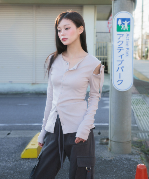 ROSEFRANTZ（ロゼフランツ）の「One Off-Shoulder Strap Long Sleeve [Beige]（Tシャツ/カットソー・レディース・Beige・OS）」の4枚目の写真