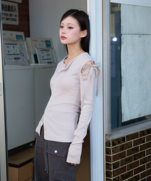ROSEFRANTZ（ロゼフランツ）の「One Off-Shoulder Strap Long Sleeve [Beige]（Tシャツ/カットソー・レディース・Beige・OS）」の5枚目の写真