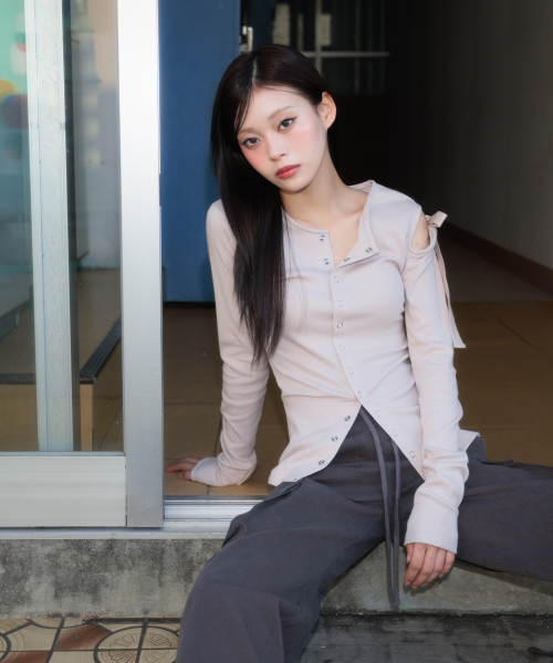 ROSEFRANTZ（ロゼフランツ）の「One Off-Shoulder Strap Long Sleeve [Beige]（Tシャツ/カットソー・レディース・Beige・OS）」の14枚目の写真