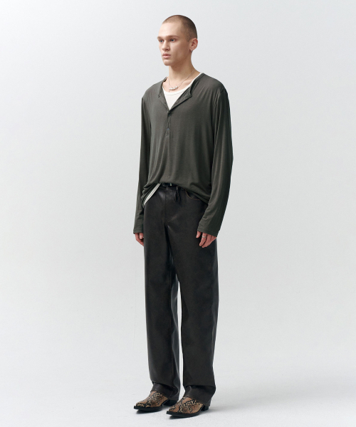 NOIRER（ノイア）の「レイヤードヘンリーネックロングスリーブTシャツ（チャコールアイボリー）（Tシャツ/カットソー・メンズ・その他・48/50/52）」の3枚目の写真
