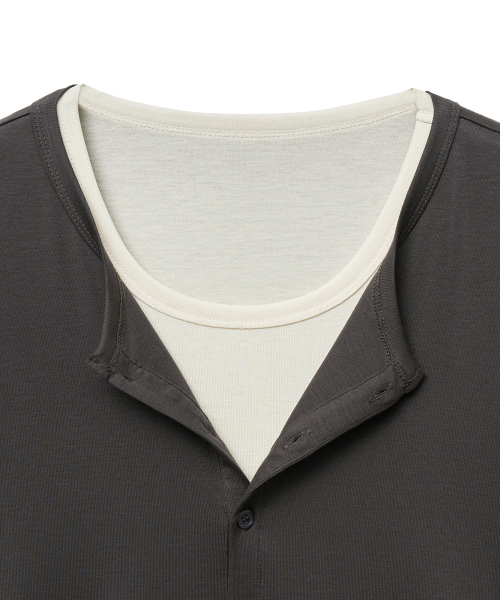NOIRER（ノイア）の「レイヤードヘンリーネックロングスリーブTシャツ（チャコールアイボリー）（Tシャツ/カットソー・メンズ・その他・48/50/52）」の6枚目の写真