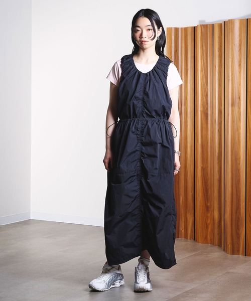 ROSE BUD(ローズバッド)の「DRAWSTRING SLV.LESS DRESS(ワンピース・レディース・ブラック/ホワイト・ONE SIZE)」の4枚目の写真