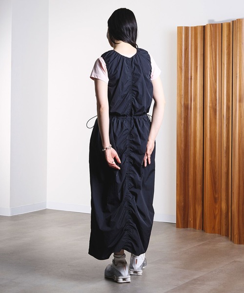 ROSE BUD(ローズバッド)の「DRAWSTRING SLV.LESS DRESS(ワンピース・レディース・ブラック/ホワイト・ONE SIZE)」の6枚目の写真