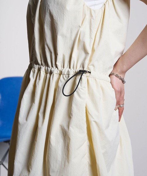 ROSE BUD(ローズバッド)の「DRAWSTRING SLV.LESS DRESS(ワンピース・レディース・ブラック/ホワイト・ONE SIZE)」の13枚目の写真