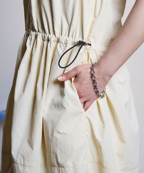 ROSE BUD(ローズバッド)の「DRAWSTRING SLV.LESS DRESS(ワンピース・レディース・ブラック/ホワイト・ONE SIZE)」の15枚目の写真