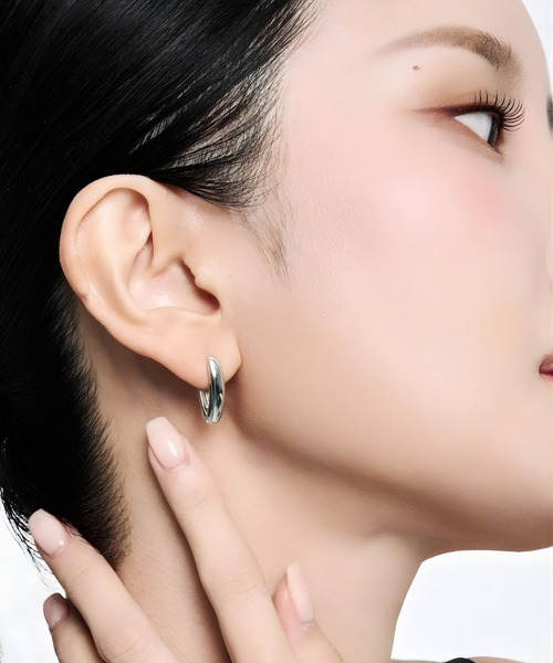Lyvi(ライビィ)の「V-Veil Drop Hoop Pierce / 金属アレルギー対応(ピアス(両耳用)・レディース・シルバー/ゴールド・FREE)」の3枚目の写真