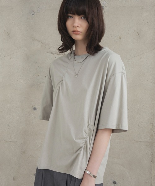 Confirm(コンファーム)の「タックディテールTシャツ / Tuck-Detail T-Shirt メンズ ウィメンズ ユニセックス(Tシャツ/カットソー・メンズ・ブラック/ホワイト/グレー・M/L)」の1枚目の写真