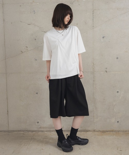 Confirm(コンファーム)の「タックディテールTシャツ / Tuck-Detail T-Shirt メンズ ウィメンズ ユニセックス(Tシャツ/カットソー・メンズ・ブラック/ホワイト/グレー・M/L)」の18枚目の写真