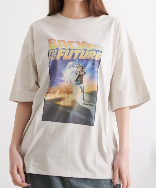 SILVER BULLET(シルバーバレット)の「『SILVER BULLET SELECT AP/シルバーバレットセレクト』Back to the Future/バック・トゥ・ザ・フューチャー マーティ/デロリアンTEE(Tシャツ/カットソー・レディース・ブラック系1/ホワイト系2/ブラック系2/ホワイト系1・L/M/LL)」の1枚目の写真