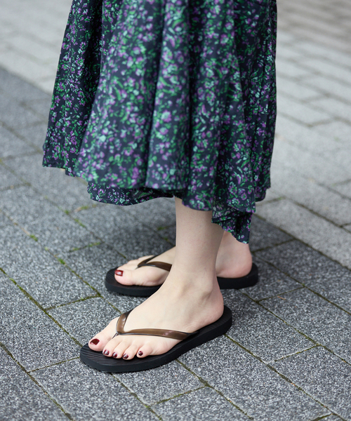 IENA(イエナ)の「SLEEPERS/スリーパー Tapered Transparent サンダル(サンダル・レディース・ベージュ/ブラック・36/39/38/37)」の3枚目の写真