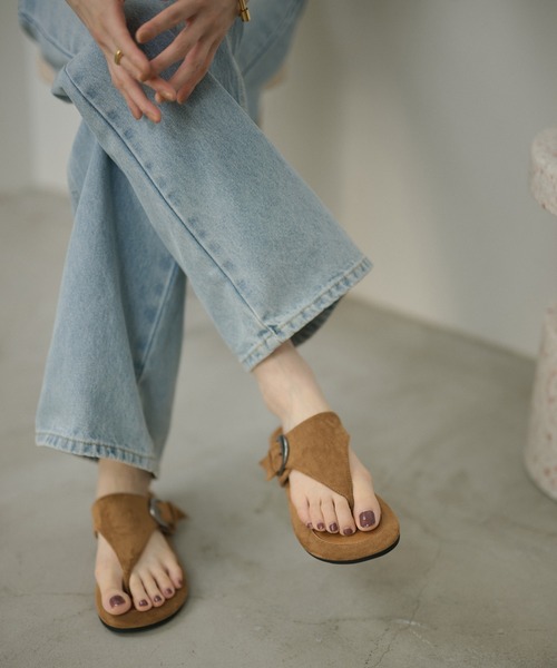 LAULEN(ローレン)の「suede touch buckle thong sandals /スエードタッチバックルトングサンダル(サンダル・レディース・カーキ/キャメル/ブラック/グレイッシュベージュ・23cm/24cm/24.5cm/24.5)」の4枚目の写真