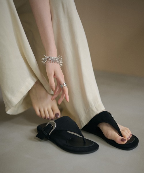 LAULEN(ローレン)の「suede touch buckle thong sandals /スエードタッチバックルトングサンダル(サンダル・レディース・カーキ/キャメル/ブラック/グレイッシュベージュ・23cm/24cm/24.5cm/24.5)」の2枚目の写真