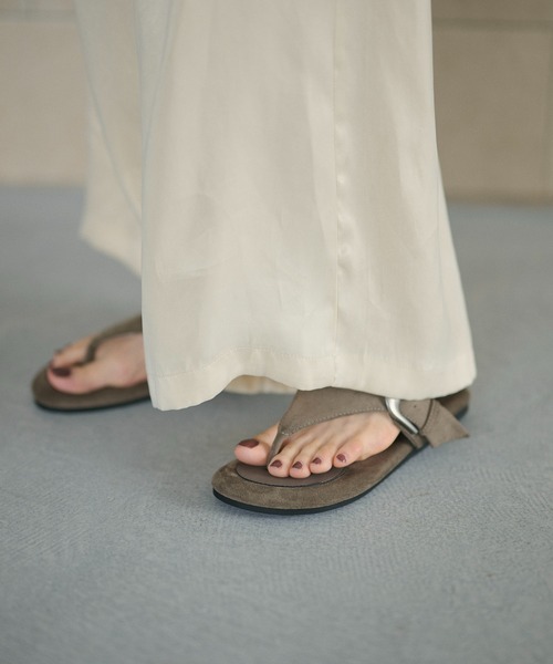 LAULEN(ローレン)の「suede touch buckle thong sandals /スエードタッチバックルトングサンダル(サンダル・レディース・カーキ/キャメル/ブラック/グレイッシュベージュ・23cm/24cm/24.5cm/24.5)」の12枚目の写真