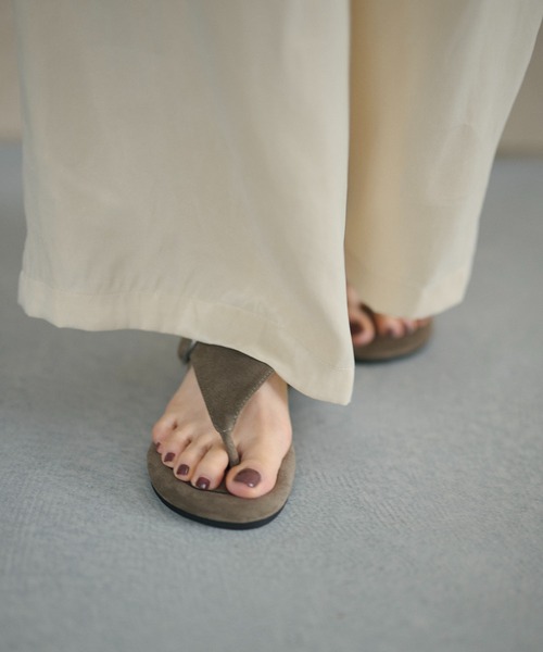 LAULEN(ローレン)の「suede touch buckle thong sandals /スエードタッチバックルトングサンダル(サンダル・レディース・カーキ/キャメル/ブラック/グレイッシュベージュ・23cm/24cm/24.5cm/24.5)」の13枚目の写真