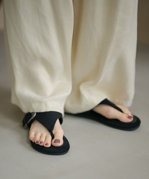 LAULEN(ローレン)の「suede touch buckle thong sandals /スエードタッチバックルトングサンダル(サンダル・レディース・カーキ/キャメル/ブラック/グレイッシュベージュ・23cm/24cm/24.5cm/24.5)」の22枚目の写真