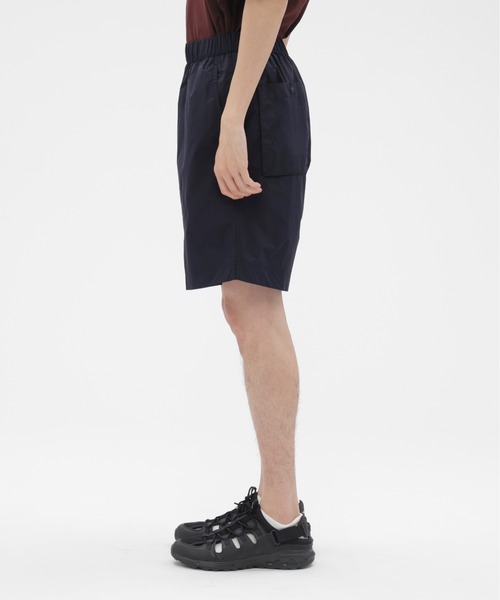 MARGARET HOWELL（マーガレットハウエル）の「WATER REPELLENT LIGHTWEIGHT NYLON POPLIN TROUSERS（その他パンツ・メンズ・ブラック・LARGE/MEDIUM/SMALL）」の7枚目の写真