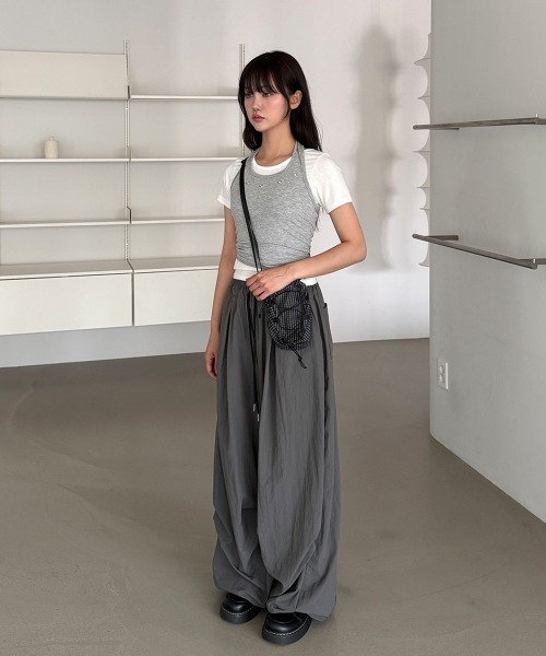 4INT.（フォイント）の「【UNISEX】ナイロン バンディング ドロスト ツータック ワイド バルーン パンツ（その他パンツ・レディース・ブラック/チャコール・FREE）」の2枚目の写真