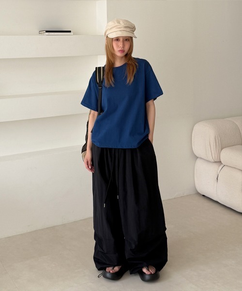 4INT.（フォイント）の「【UNISEX】ナイロン バンディング ドロスト ツータック ワイド バルーン パンツ（その他パンツ・レディース・ブラック/チャコール・FREE）」の3枚目の写真