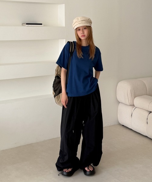 4INT.（フォイント）の「【UNISEX】ナイロン バンディング ドロスト ツータック ワイド バルーン パンツ（その他パンツ・レディース・ブラック/チャコール・FREE）」の4枚目の写真