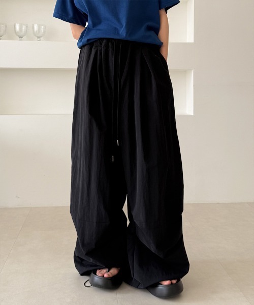 4INT.（フォイント）の「【UNISEX】ナイロン バンディング ドロスト ツータック ワイド バルーン パンツ（その他パンツ・レディース・ブラック/チャコール・FREE）」の10枚目の写真