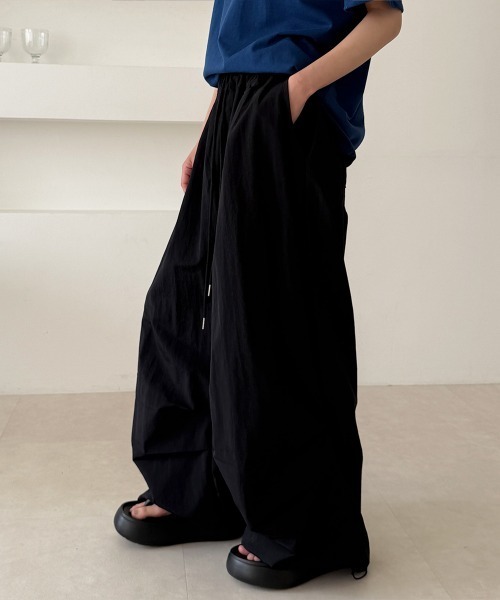 4INT.（フォイント）の「【UNISEX】ナイロン バンディング ドロスト ツータック ワイド バルーン パンツ（その他パンツ・レディース・ブラック/チャコール・FREE）」の11枚目の写真