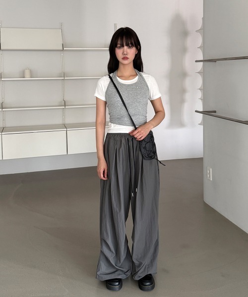 4INT.（フォイント）の「【UNISEX】ナイロン バンディング ドロスト ツータック ワイド バルーン パンツ（その他パンツ・レディース・ブラック/チャコール・FREE）」の13枚目の写真