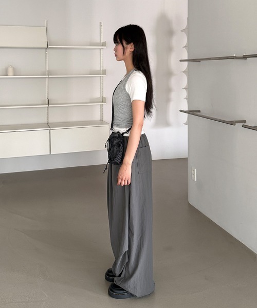 4INT.（フォイント）の「【UNISEX】ナイロン バンディング ドロスト ツータック ワイド バルーン パンツ（その他パンツ・レディース・ブラック/チャコール・FREE）」の14枚目の写真