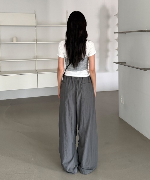 4INT.（フォイント）の「【UNISEX】ナイロン バンディング ドロスト ツータック ワイド バルーン パンツ（その他パンツ・レディース・ブラック/チャコール・FREE）」の15枚目の写真
