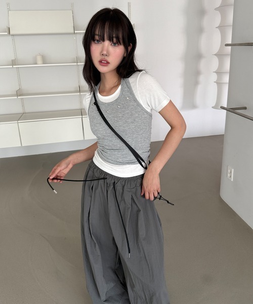 4INT.（フォイント）の「【UNISEX】ナイロン バンディング ドロスト ツータック ワイド バルーン パンツ（その他パンツ・レディース・ブラック/チャコール・FREE）」の16枚目の写真