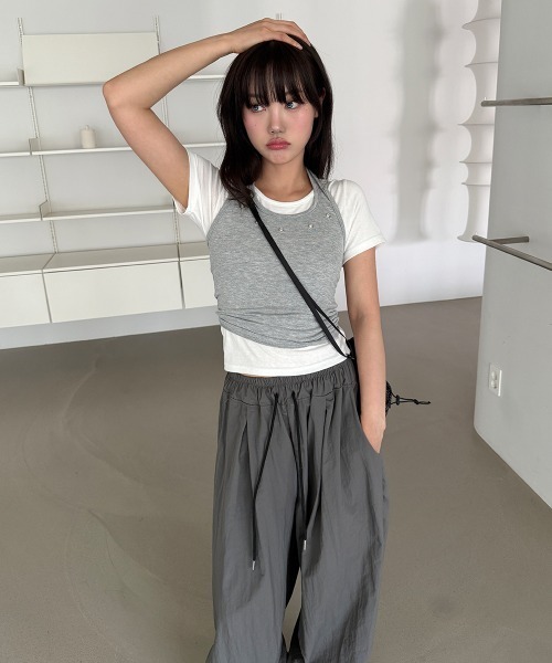 4INT.（フォイント）の「【UNISEX】ナイロン バンディング ドロスト ツータック ワイド バルーン パンツ（その他パンツ・レディース・ブラック/チャコール・FREE）」の17枚目の写真