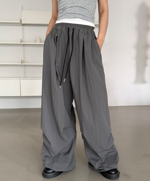 4INT.（フォイント）の「【UNISEX】ナイロン バンディング ドロスト ツータック ワイド バルーン パンツ（その他パンツ・レディース・ブラック/チャコール・FREE）」の19枚目の写真
