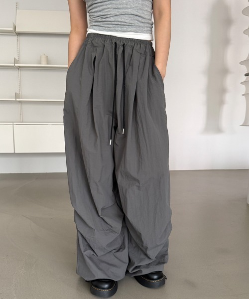 4INT.（フォイント）の「【UNISEX】ナイロン バンディング ドロスト ツータック ワイド バルーン パンツ（その他パンツ・レディース・ブラック/チャコール・FREE）」の20枚目の写真