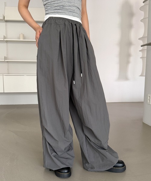 4INT.（フォイント）の「【UNISEX】ナイロン バンディング ドロスト ツータック ワイド バルーン パンツ（その他パンツ・レディース・ブラック/チャコール・FREE）」の21枚目の写真