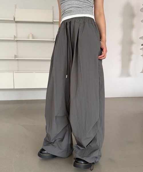 4INT.（フォイント）の「【UNISEX】ナイロン バンディング ドロスト ツータック ワイド バルーン パンツ（その他パンツ・レディース・ブラック/チャコール・FREE）」の22枚目の写真