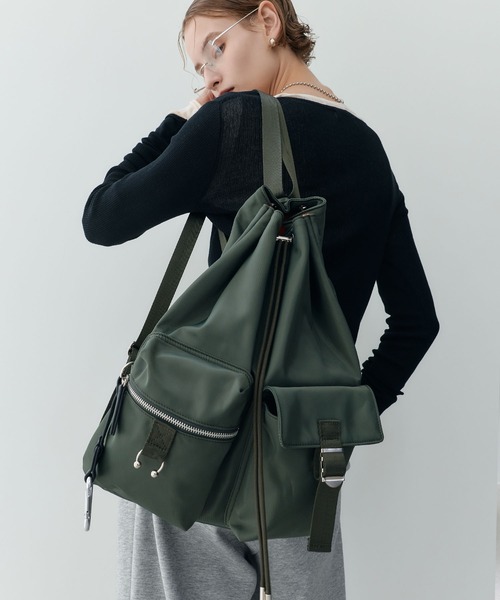 ELLEgirl(エルガール)の「《撥水》ピアス付きアウトポケットナップサック(バックパック/リュック・レディース・ブラック/カーキ・FREE)」の2枚目の写真