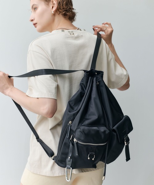 ELLEgirl(エルガール)の「《撥水》ピアス付きアウトポケットナップサック(バックパック/リュック・レディース・ブラック/カーキ・FREE)」の1枚目の写真