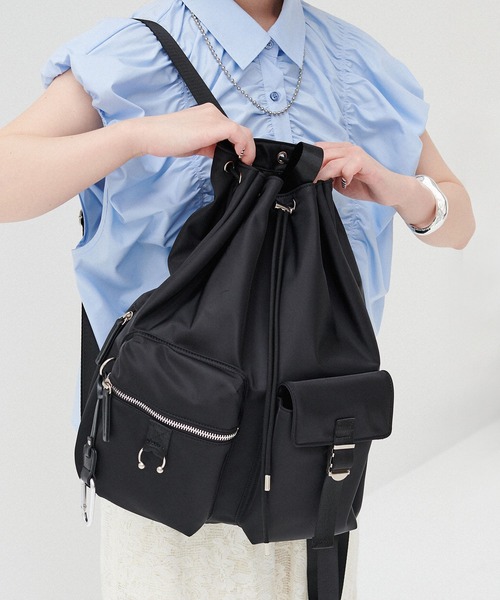 ELLEgirl(エルガール)の「《撥水》ピアス付きアウトポケットナップサック(バックパック/リュック・レディース・ブラック/カーキ・FREE)」の7枚目の写真