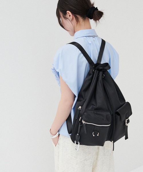 ELLEgirl(エルガール)の「《撥水》ピアス付きアウトポケットナップサック(バックパック/リュック・レディース・ブラック/カーキ・FREE)」の3枚目の写真