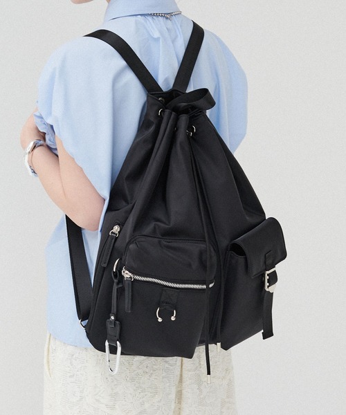 ELLEgirl(エルガール)の「《撥水》ピアス付きアウトポケットナップサック(バックパック/リュック・レディース・ブラック/カーキ・FREE)」の5枚目の写真