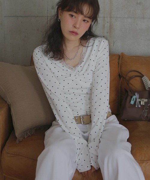 Mili affinity(ミリアフィニティー)の「Vネックレース付きフロントデザイントップス(Tシャツ/カットソー・レディース・杢グレー/オフホワイト/ブラック・FREE)」の1枚目の写真
