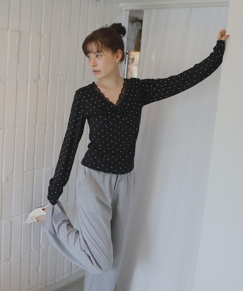 Mili affinity(ミリアフィニティー)の「Vネックレース付きフロントデザイントップス(Tシャツ/カットソー・レディース・杢グレー/オフホワイト/ブラック・FREE)」の6枚目の写真