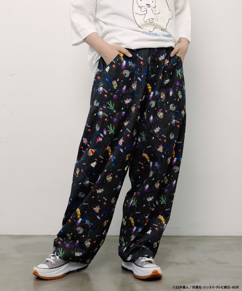 ScoLar(スカラー)の「462021:クレヨンしんちゃん×ScoLar 花宇宙の総柄パンツ(デニムパンツ・レディース・ブルー/ブラック・M)」の1枚目の写真