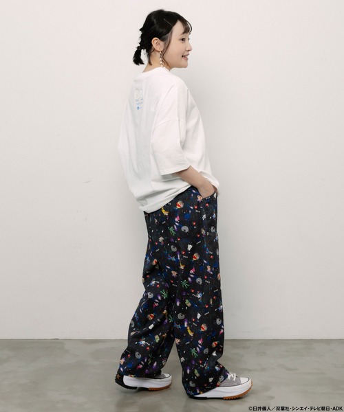 ScoLar(スカラー)の「462021:クレヨンしんちゃん×ScoLar 花宇宙の総柄パンツ(デニムパンツ・レディース・ブルー/ブラック・M)」の4枚目の写真