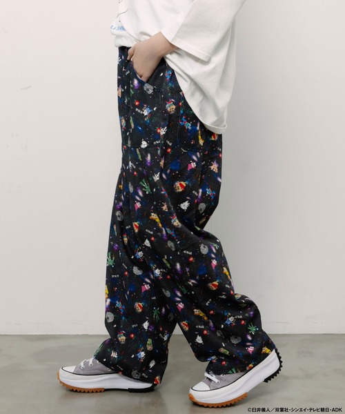 ScoLar(スカラー)の「462021:クレヨンしんちゃん×ScoLar 花宇宙の総柄パンツ(デニムパンツ・レディース・ブルー/ブラック・M)」の7枚目の写真