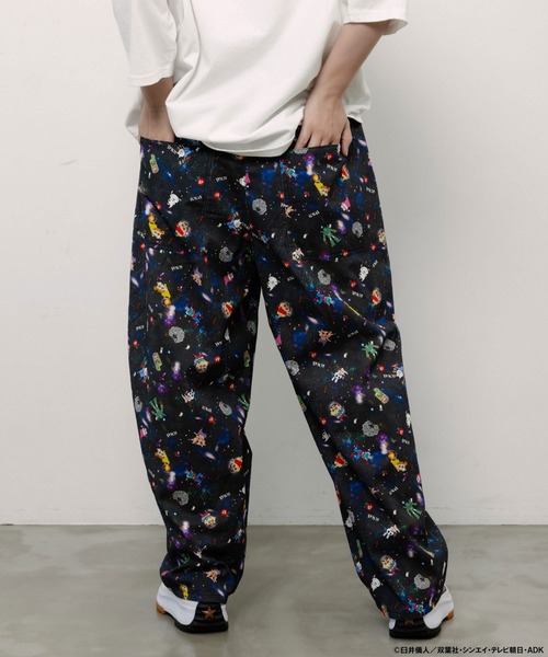 ScoLar(スカラー)の「462021:クレヨンしんちゃん×ScoLar 花宇宙の総柄パンツ(デニムパンツ・レディース・ブルー/ブラック・M)」の8枚目の写真