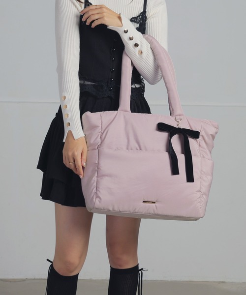 ALTROSE（アルトローズ）の「【A4・500mlペットボトル対応】トート パフ リボンチャーム キャリーオンベルト（トートバッグ・レディース・ピンク/グレー/ブラック・FREE）」の16枚目の写真