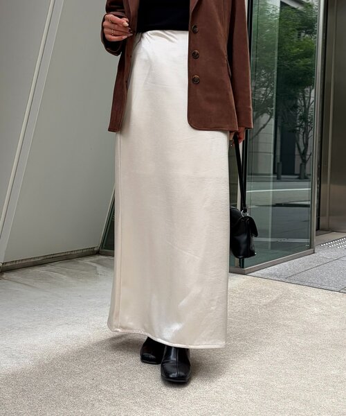 Thevon(ゼボン)の「サテンセミフレアスカート(スカート・レディース・アイボリー/ブラック・M/S)」の4枚目の写真